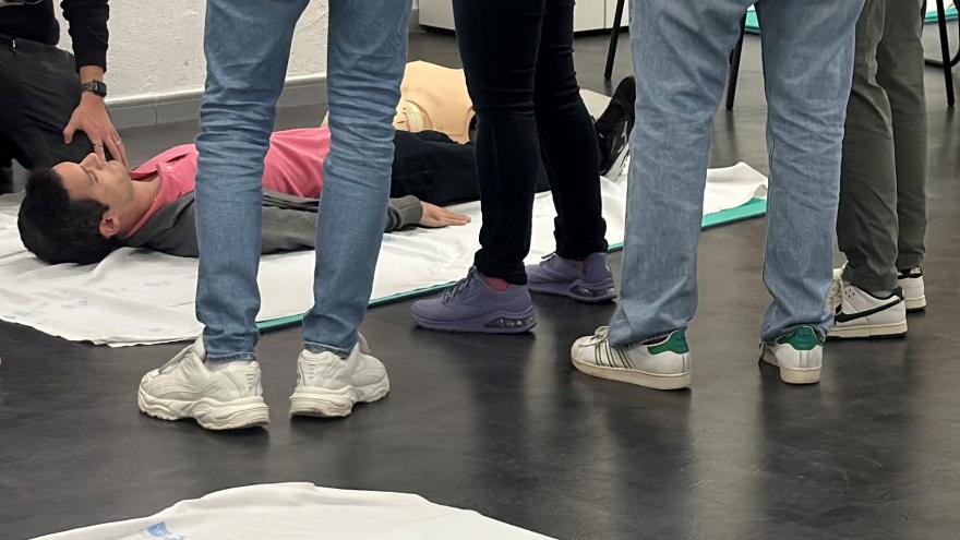 En grupos pequeños se fue impartiendo la parte práctica del taller de RCP