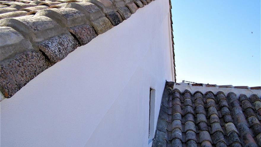 lateral fachada y tejado a dos aguas