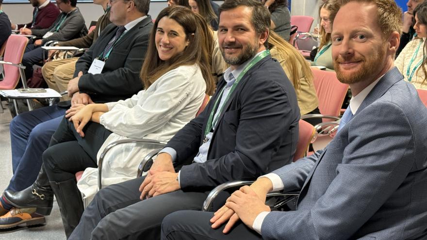 Curso internacional sobre cirugía hepática celebrado en el HUF Personas en un aula mirando a cámara
