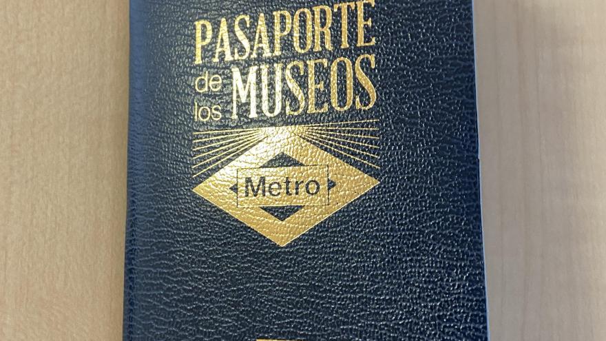 El Pasaporte de los Museos de color azul oscuro