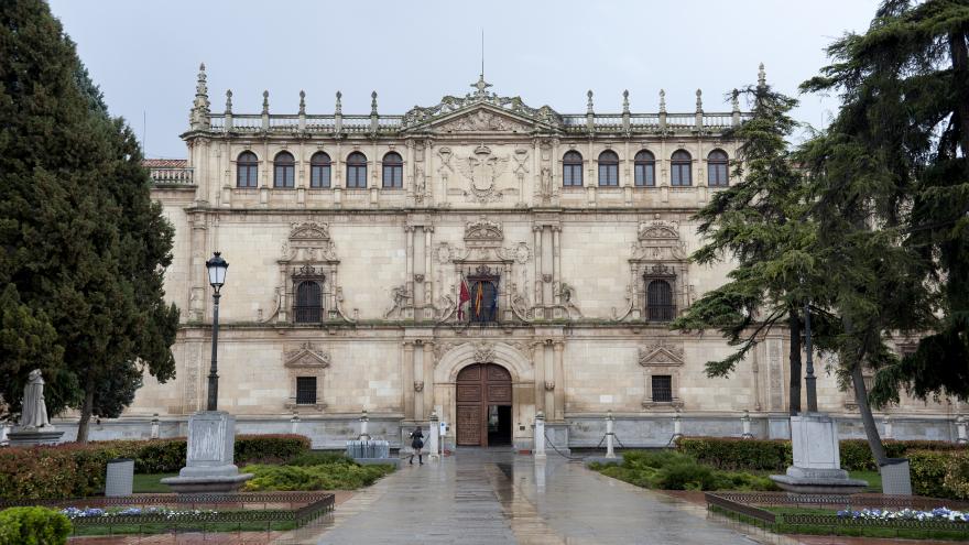 fachada monumental del Colegio Mayor de San Ildefonso 