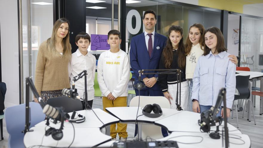 La Comunidad de Madrid comienza a implantar la red de radios escolares Voces del Aula en 120 colegios e institutos El consejero en el programa de radio infantil