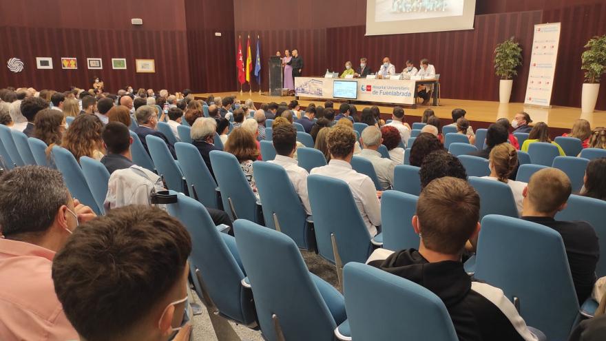 Personas en un salón de actos