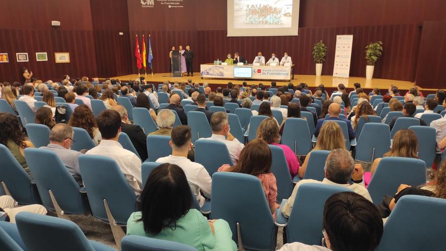 Personas en un salón de actos