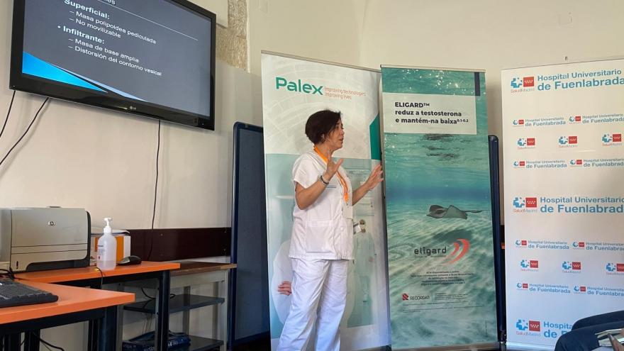 Profesionales sanitaria explica información durante una clase