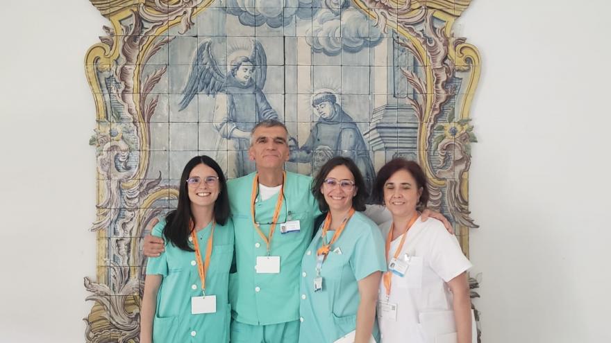 Profesionales sanitarios, tres mujeres y un hombre