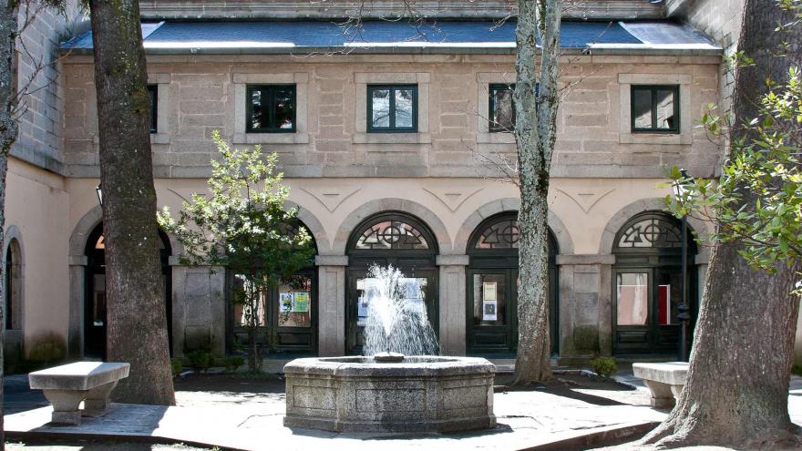 Fachada y fuente de un edificio