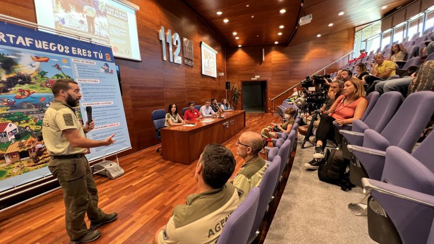 Los agentes de emergencia durante la presentación de la campaña