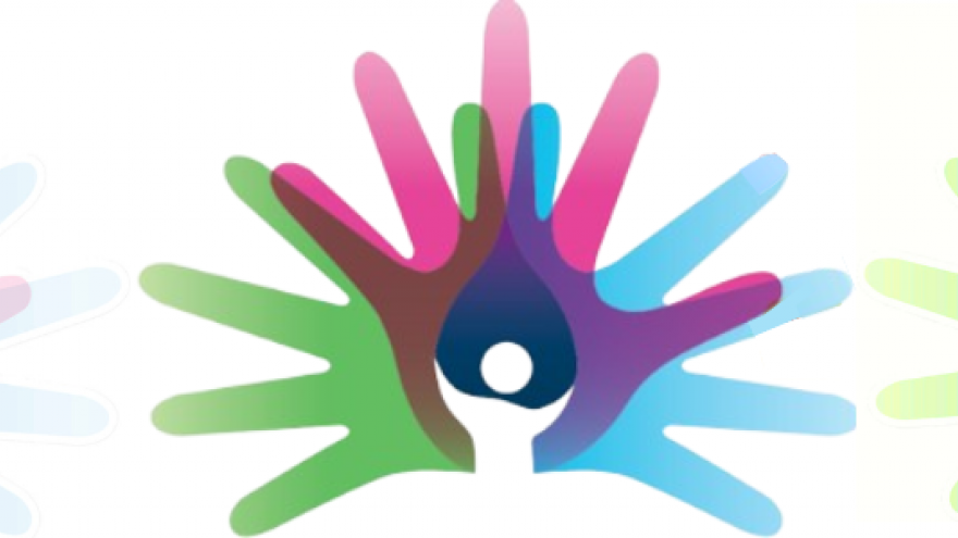 tres manos de colores juntas abiertas y desplegadas hacia los lados y el frente 