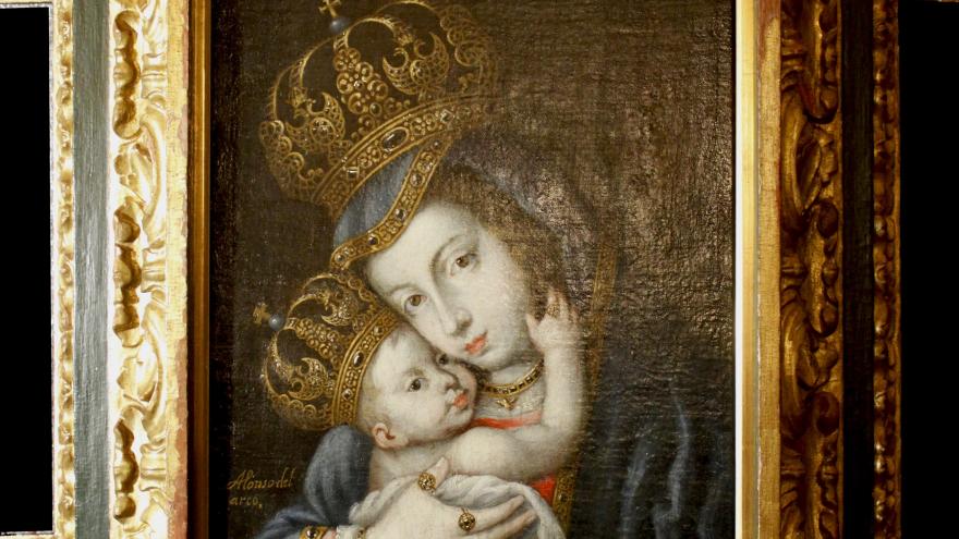 Óleo sobre lienzo representando a virgen coronada con niño enmarcados en un marco decorado