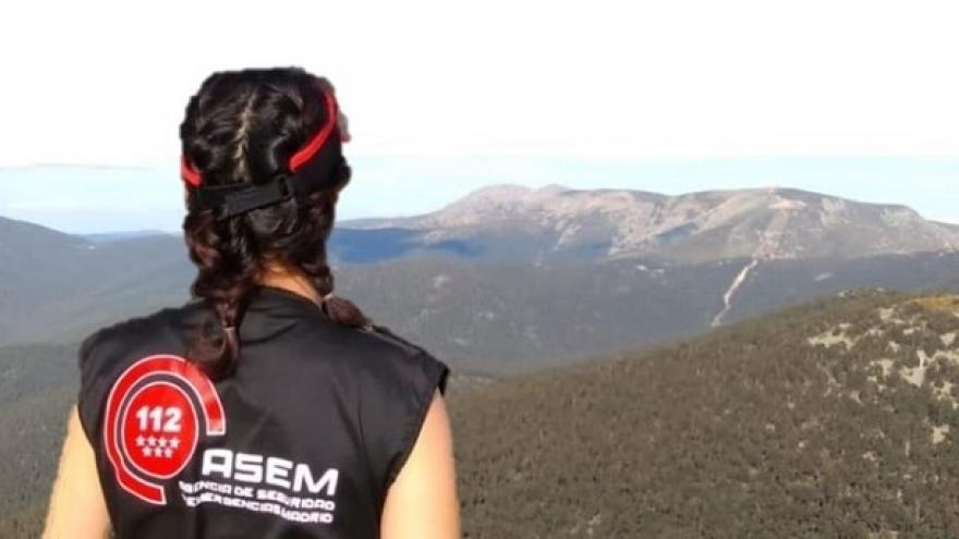 Trabajadora ASEM, de espaldas, mirando a la Sierra de Guadarrama