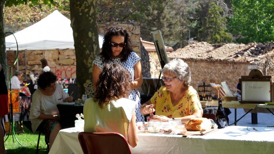 Varias personas visitando los puestos en la calle 