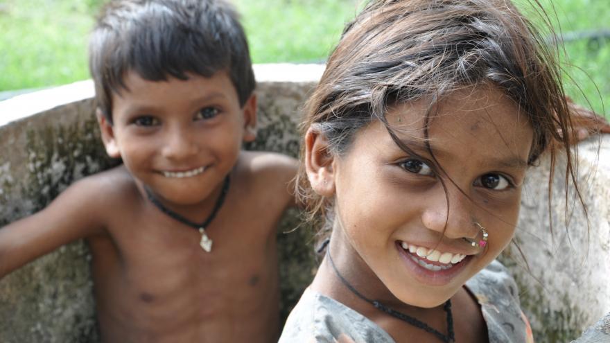 Imagen de una niña y un niño