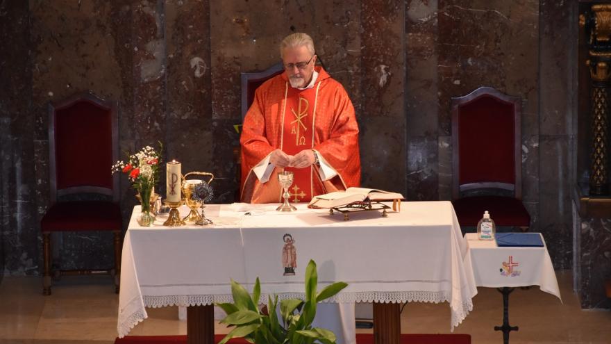 Sacerdote celebrando la eucaristía, en misa
