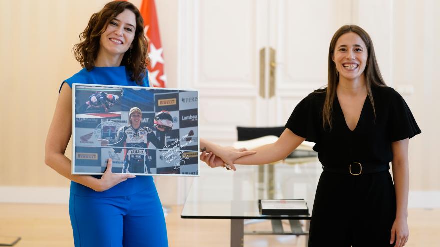 La presidenta con la atleta 