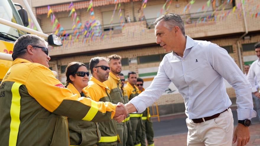 El consejero saludando a los agentes