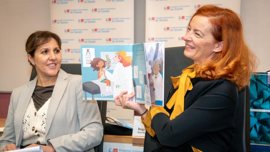 La escritora lee uno de sus cuentos infantiles