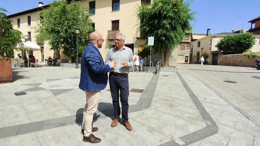 El consejero Carlos Izquierdo hablando en una plaza de la localidad