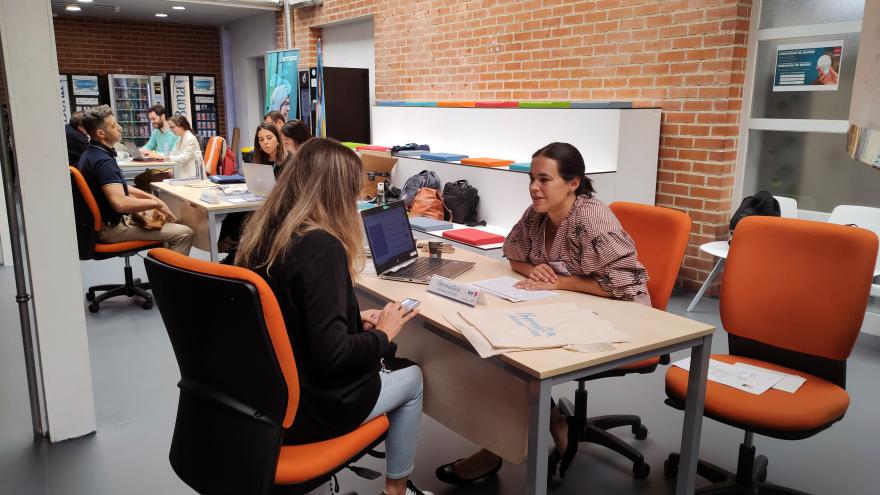 Una chica es atendida por otra en la oficina del trabajo