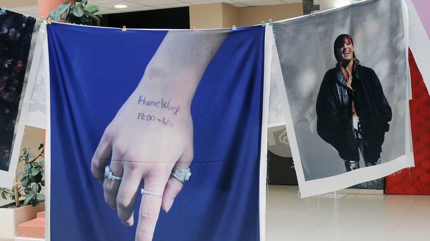 Fotografías impresas en telas que están colgadas en un tendedero
