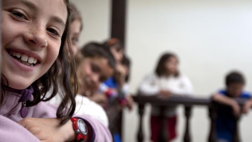 Niños asomados a un balcón