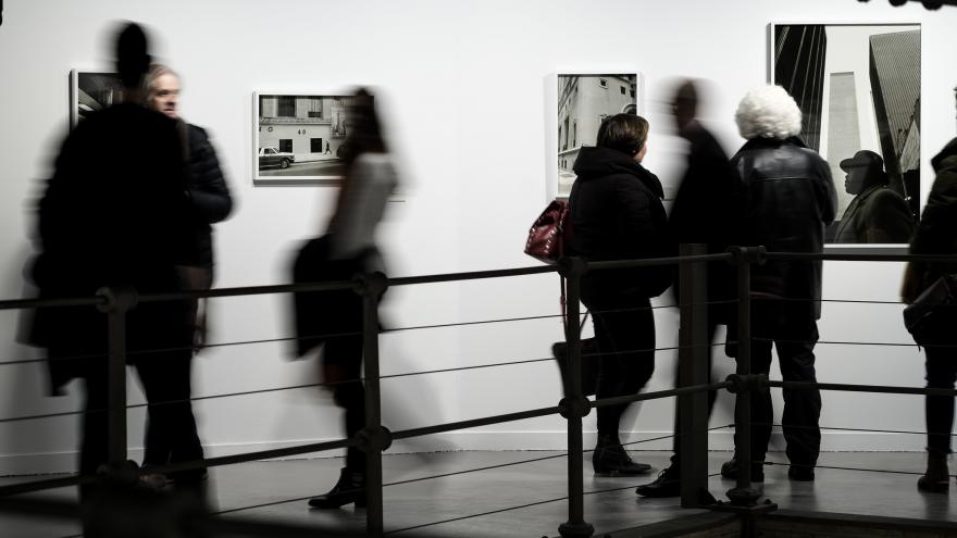 Grupo de gente visitando una exposición de fotografía