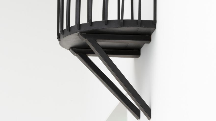 Balcony, 1991Juan Muñoz © VEGAP. Madrid, 2023 Escultura con forma de balcón