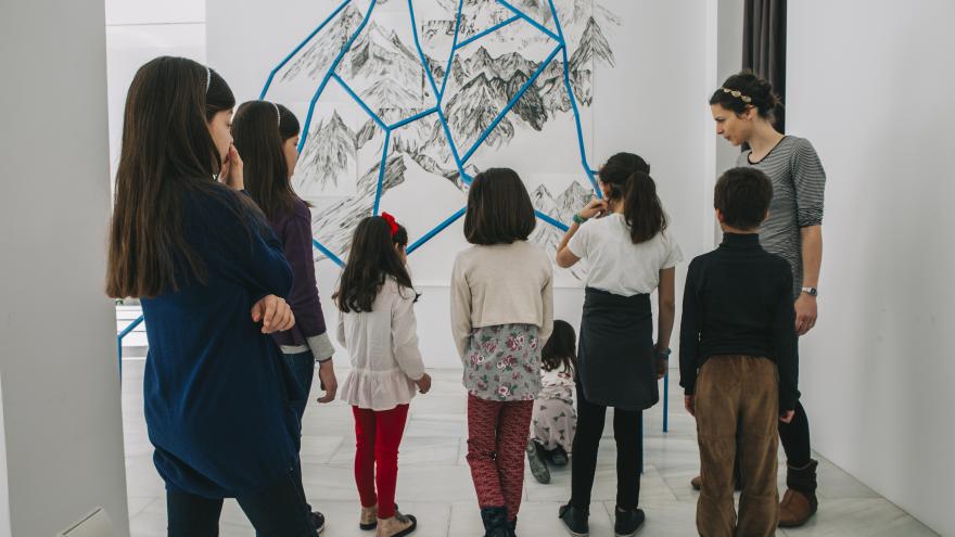 Grupo de niñas y niños visitando una exposición