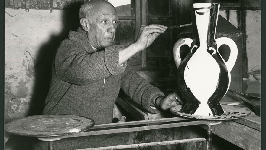 Picasso pintando un vaso de cerámica en su taller