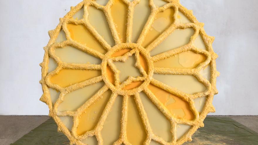 Escultura en forma de flor amarillo con pétalos