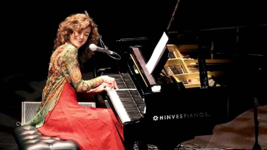 carmen parís al piano