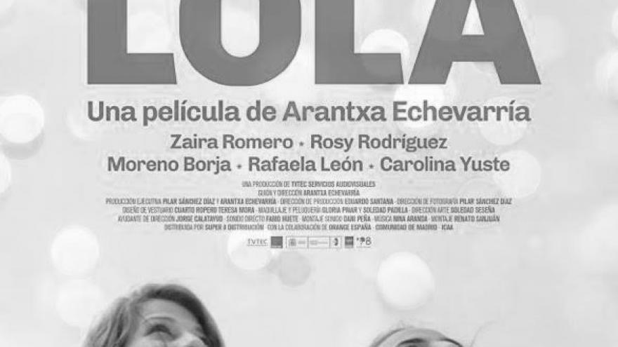 imagen del cartel de la película Carmen y Lola en la que se ve a las dos protagonistas de pie mirando al cielo
