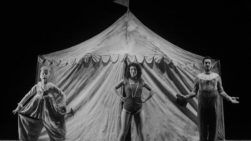 imagen de una escena en la que se ve un circo y tres actores