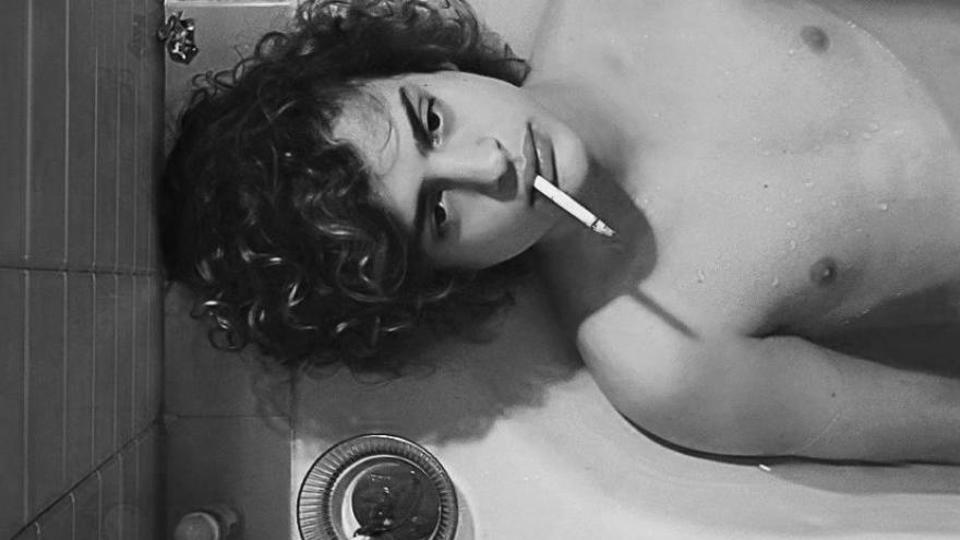 imagen del cartel de la película El ángel donde se ve a su protagonista metido en la bañera fumando