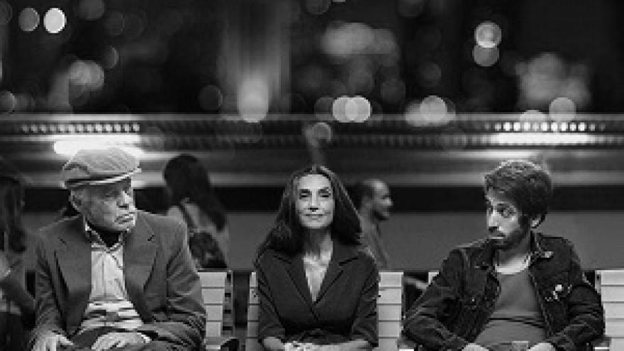 imagen película El último traje en la que se ven tres actores sentados en un banco