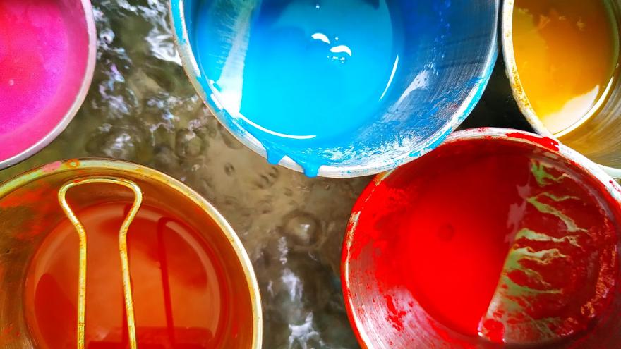 Varios botes de pintura, roja, azul, amarilla