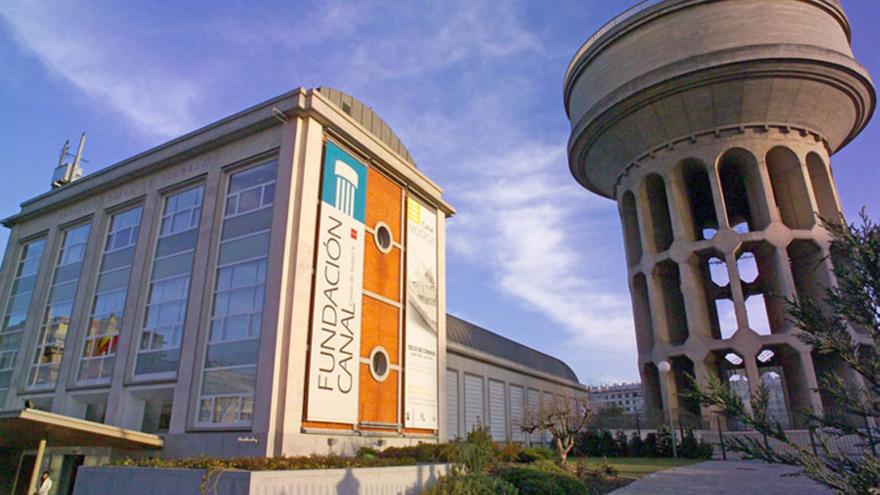 Exterior de la Fundación Canal con el edificio principal a la izquierda y el depósito de agua a la derecha