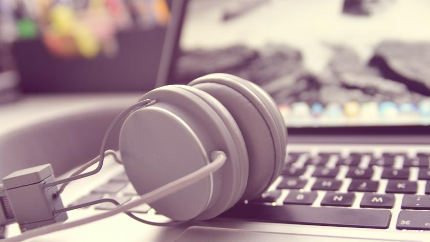 Auriculares sobre un teclado de ordenador