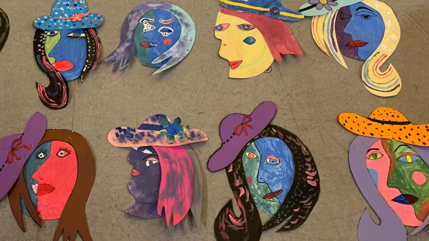 Varias caretas pintadas por niños