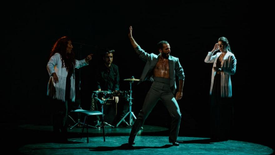 fotografía de Rafael bailando en escena