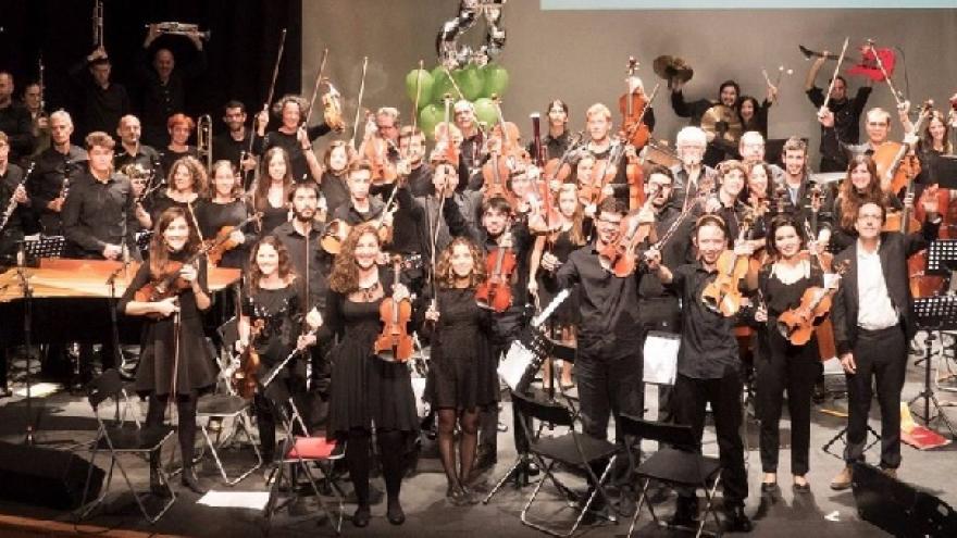 imagen en la que se ve al completo a los integrantes de la orquesta Athanor