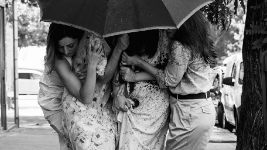 imagen de las actrices de Otoño en abril en la que se las ve abrazadas bajo un paraguas