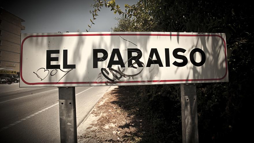 Cartel de carretera donde se lee EL PARAISO
