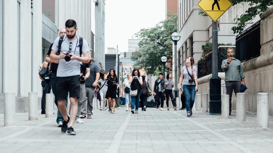 Gente andando por una calle 