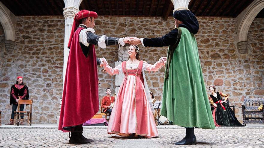 Representación "El poeta soldado". Castillo Manzanares El Real, 2023 Tres personajes bailan danza medieval