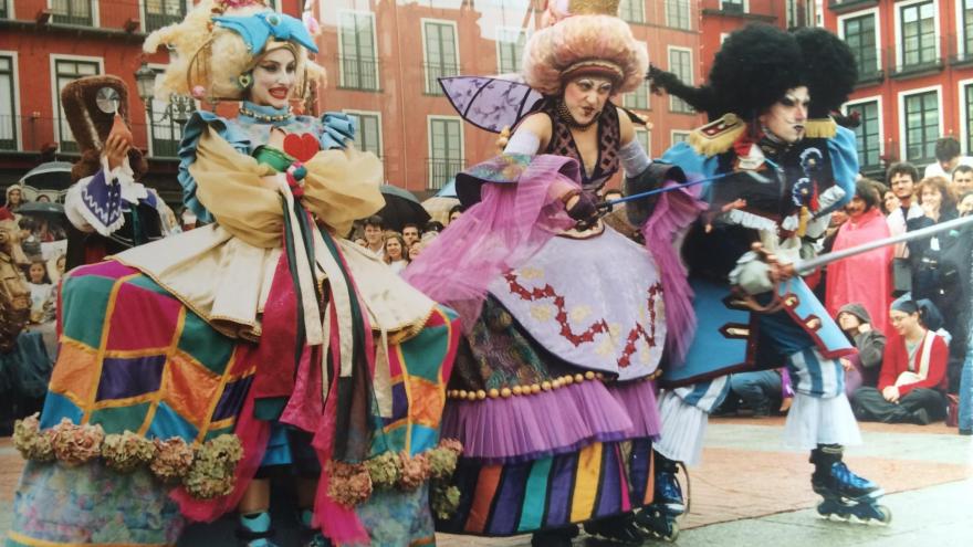 3 patinadores disfrazados con trajes de época