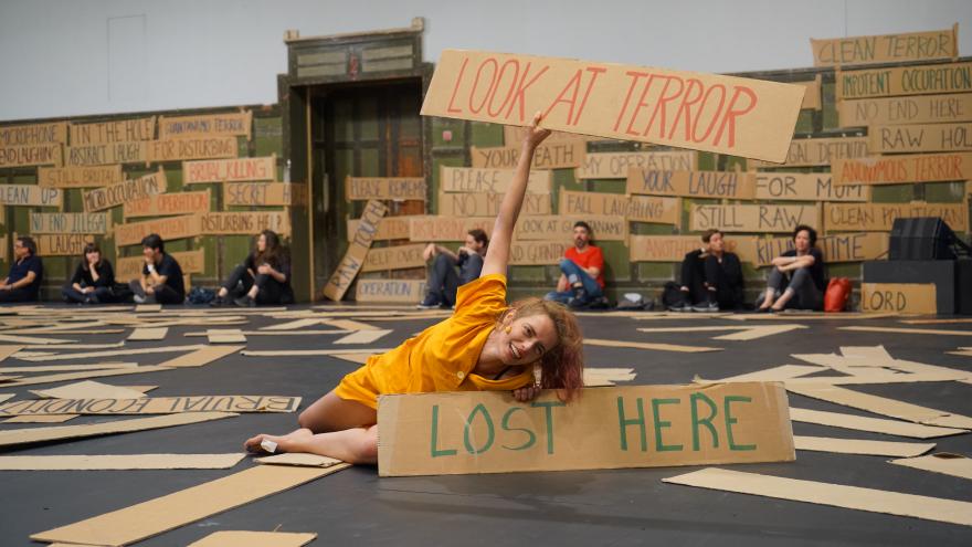 La Ribot, "Laughing hole" 2006. Tanz im august berlin 2017 Actuación de una mujer sujetando carteles con palabras escritas