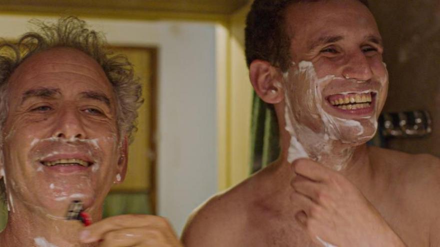 imagen en la que se ve a un actor afeitándose