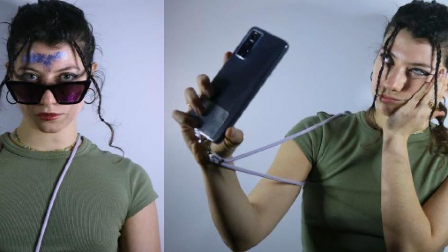 fotografía de una mujer joven y un movil