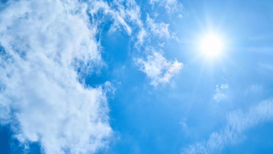 Nubes blancas cielo azul sol